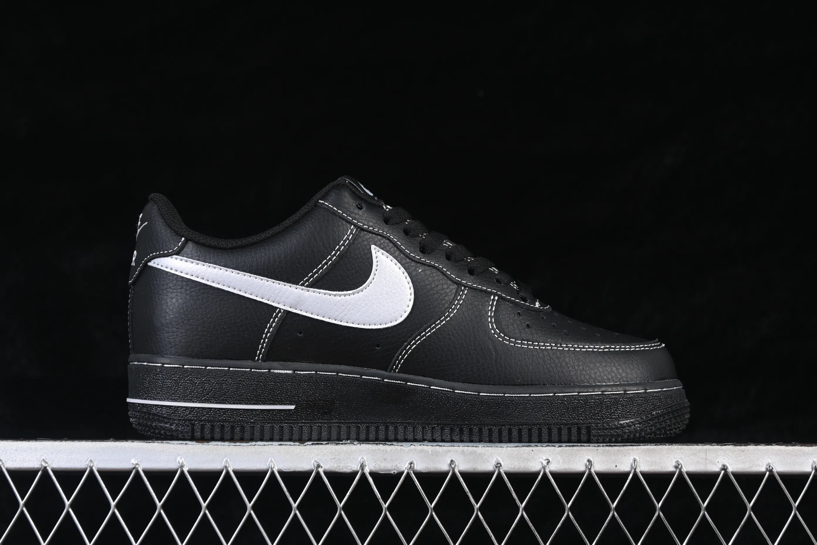 All categories Nk Air Force 1 Air Force series Nk Air Force 1 Low Air Force low-top Nike Air Force 1'07 Low black and silver small hook Air Force 1 low-top casual sneakers ZH0316-154